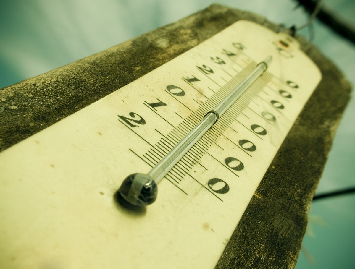 Thermometer buiten voor artikel: Verschuiving normale temperatuur vervaagt de echte opwarming van de aarde 